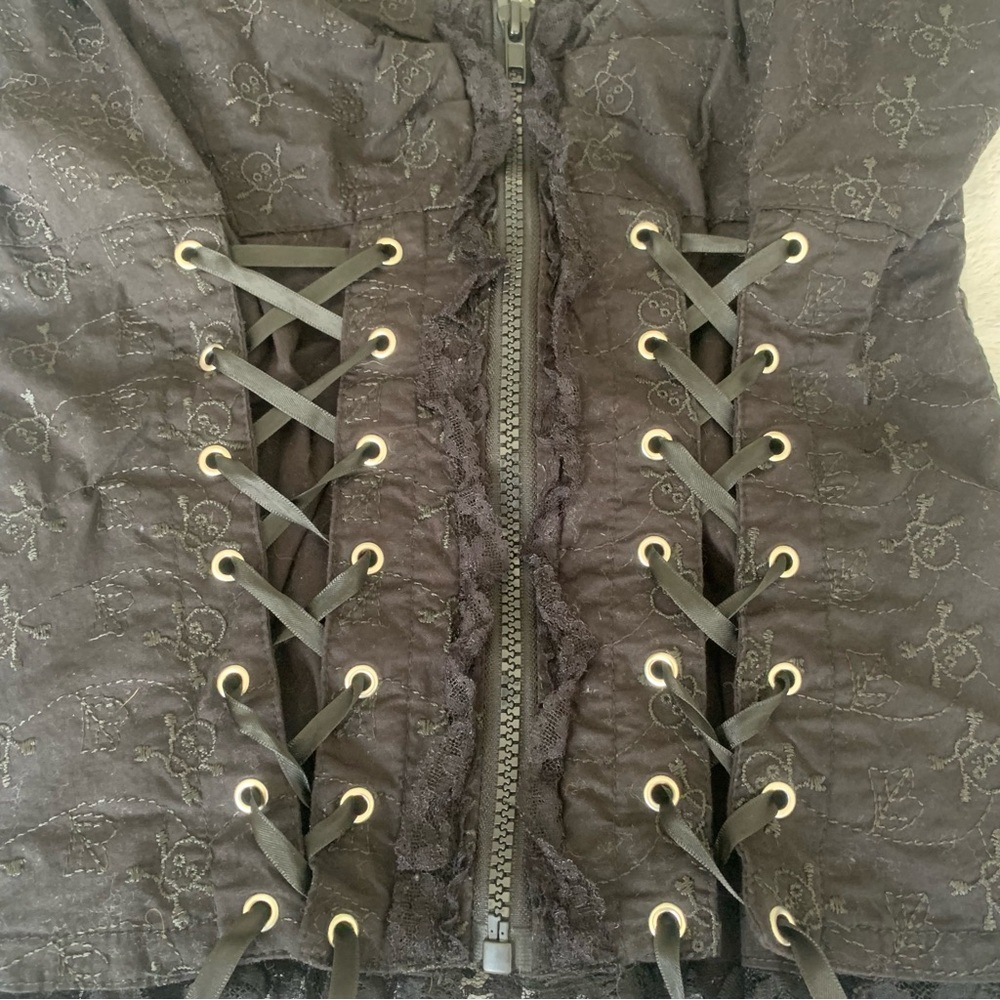 Tripp NYC SKULL EMBROIDERY CORSET Sz Med Black Lace Top Flaw - Picture 5 of 8